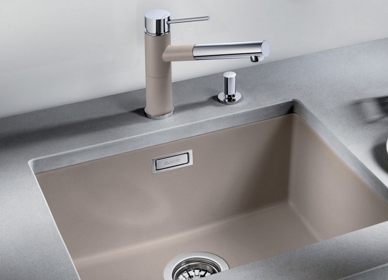 большая кухонная раковина из искусственного камня